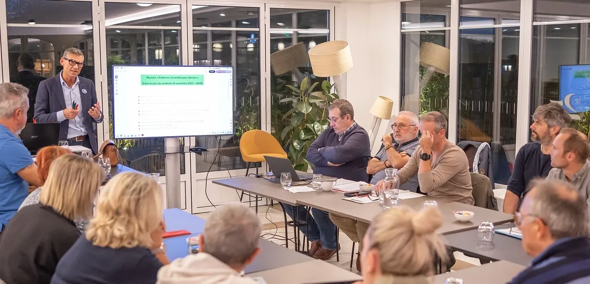 Christophe Charpentier en pleine séance de travail avec ses colistiers. La liste « Andernos-les-Bains, ensemble pour demain » revendique une méthode de gestion collégiale issue de longs mois de concertation citoyenne. - Photo DR.